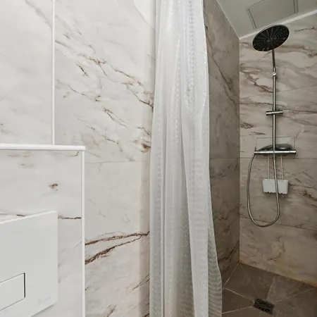 5 Persons Montparnasse